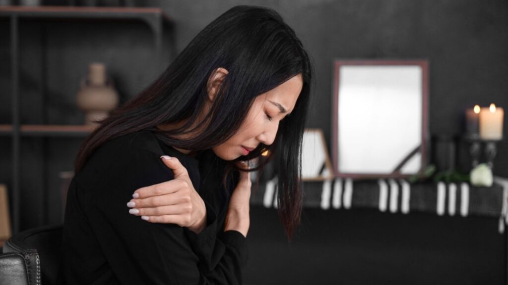 woman mournig at funeral