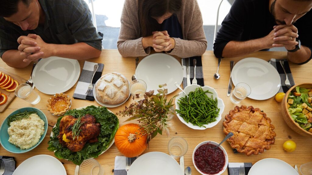 praying before thanksgiving dinner